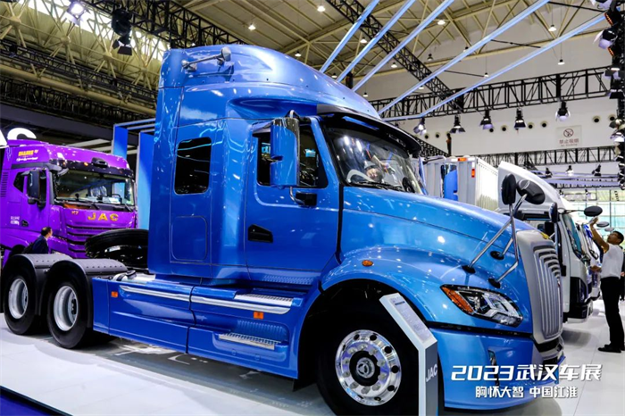 2023中國(guó)國(guó)際商用車展于11月8日-11日在武漢國(guó)際博覽中心舉辦，江淮跨越V5強(qiáng)勢(shì)登場(chǎng)。長(zhǎng)頭重卡不僅外形拉風(fēng)，而且擁有與平頭重卡相同的裝載能力，在行業(yè)中一直是“高端”的代名詞，而江淮跨越V5更是擁有“同級(jí)天花板”的硬核實(shí)力，是無(wú)數(shù)卡友的“夢(mèng)中情車”。
