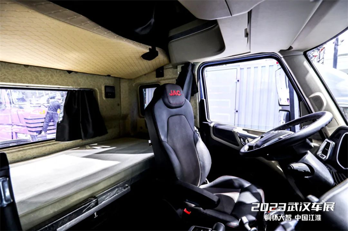 2023中國(guó)國(guó)際商用車展于11月8日-11日在武漢國(guó)際博覽中心舉辦，江淮跨越V5強(qiáng)勢(shì)登場(chǎng)。長(zhǎng)頭重卡不僅外形拉風(fēng)，而且擁有與平頭重卡相同的裝載能力，在行業(yè)中一直是“高端”的代名詞，而江淮跨越V5更是擁有“同級(jí)天花板”的硬核實(shí)力，是無(wú)數(shù)卡友的“夢(mèng)中情車”。