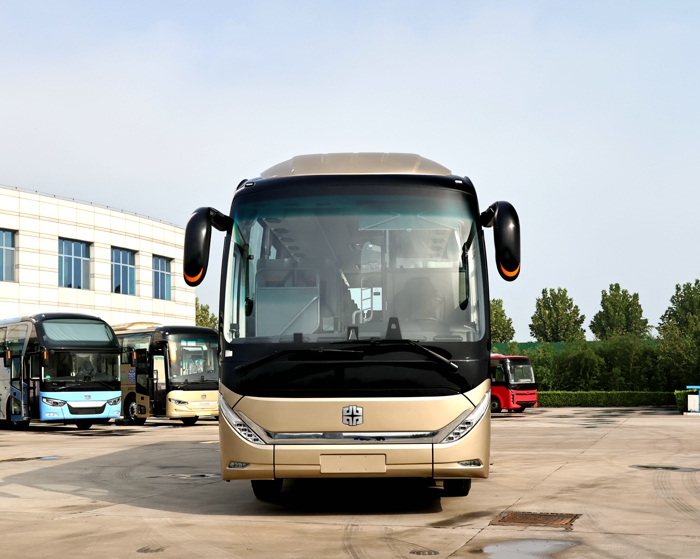進(jìn)入2023年，我國(guó)旅游業(yè)穩(wěn)開高走，復(fù)蘇勢(shì)頭強(qiáng)勁。在旅游產(chǎn)業(yè)高速?gòu)?fù)蘇之際，旅游客運(yùn)用車需求也在變化。公眾旅游出行更加注重質(zhì)量，車輛高端化、智能化、健康化、定制化趨勢(shì)顯著。順應(yīng)時(shí)代需求，中通H11旅團(tuán)客車應(yīng)運(yùn)而生。