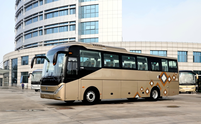 進(jìn)入2023年，我國(guó)旅游業(yè)穩(wěn)開高走，復(fù)蘇勢(shì)頭強(qiáng)勁。在旅游產(chǎn)業(yè)高速?gòu)?fù)蘇之際，旅游客運(yùn)用車需求也在變化。公眾旅游出行更加注重質(zhì)量，車輛高端化、智能化、健康化、定制化趨勢(shì)顯著。順應(yīng)時(shí)代需求，中通H11旅團(tuán)客車應(yīng)運(yùn)而生。