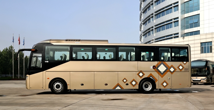 進(jìn)入2023年，我國(guó)旅游業(yè)穩(wěn)開高走，復(fù)蘇勢(shì)頭強(qiáng)勁。在旅游產(chǎn)業(yè)高速?gòu)?fù)蘇之際，旅游客運(yùn)用車需求也在變化。公眾旅游出行更加注重質(zhì)量，車輛高端化、智能化、健康化、定制化趨勢(shì)顯著。順應(yīng)時(shí)代需求，中通H11旅團(tuán)客車應(yīng)運(yùn)而生。