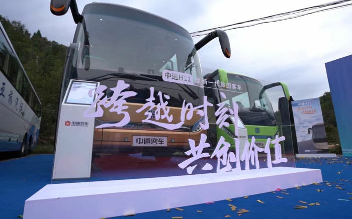 進(jìn)入2023年，我國(guó)旅游業(yè)穩(wěn)開高走，復(fù)蘇勢(shì)頭強(qiáng)勁。在旅游產(chǎn)業(yè)高速?gòu)?fù)蘇之際，旅游客運(yùn)用車需求也在變化。公眾旅游出行更加注重質(zhì)量，車輛高端化、智能化、健康化、定制化趨勢(shì)顯著。順應(yīng)時(shí)代需求，中通H11旅團(tuán)客車應(yīng)運(yùn)而生。