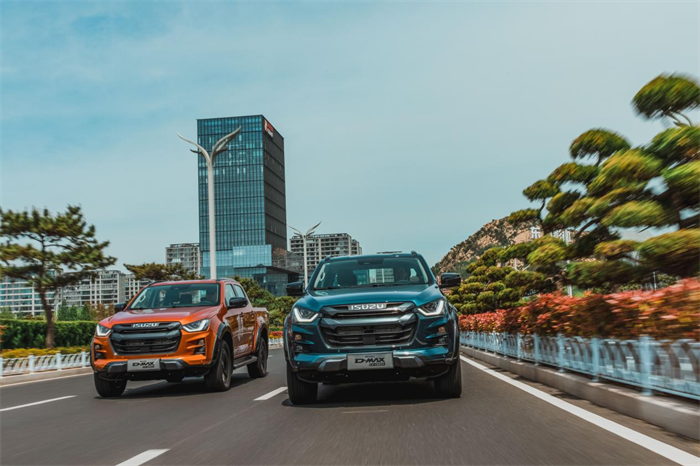 在近日由第一商用車網(wǎng)主辦的2023（第八屆）“誰是第一”商用車年度評選總決賽暨頒獎典禮中，江西五十鈴D-MAX V-CROSS從強手如云的競爭中脫穎而出，成功斬獲“2023年度第一硬派豪華皮卡”大獎。