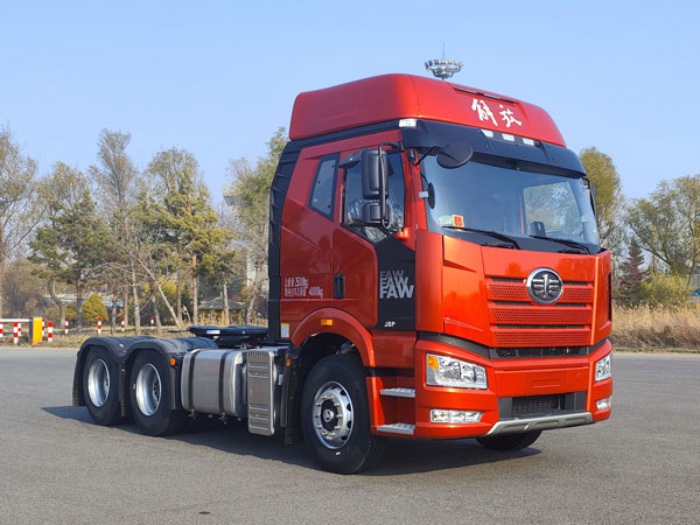 解放J6P牽引車，搭載解放奧威CA6DM3發(fā)動機，520馬力.jpg