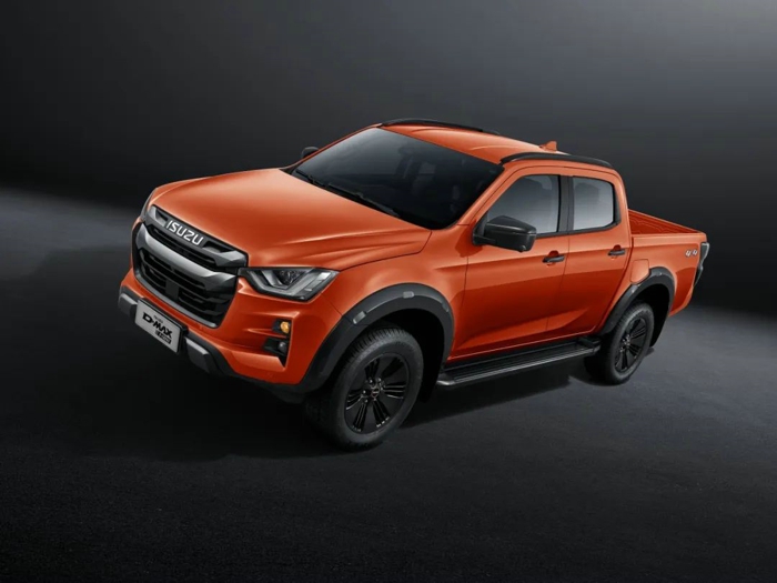 眾望所歸！江西五十鈴D-MAX V-CROSS車型在2023鉅輪獎(jiǎng)評(píng)選中，榮獲年度卓越高端皮卡獎(jiǎng)。歷經(jīng)三屆的鉅輪獎(jiǎng)是業(yè)內(nèi)具有重要影響力的年終盛會(huì)，它是由搜狐推出的面向商用車全產(chǎn)業(yè)鏈的首個(gè)門戶類大獎(jiǎng)，獲獎(jiǎng)?wù)邽檫^去一年中不斷追求進(jìn)步、努力引領(lǐng)行業(yè)的商用車企業(yè)和產(chǎn)品。