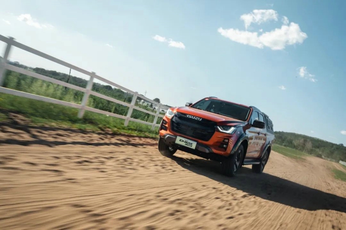 眾望所歸！江西五十鈴D-MAX V-CROSS車型在2023鉅輪獎(jiǎng)評(píng)選中，榮獲年度卓越高端皮卡獎(jiǎng)。歷經(jīng)三屆的鉅輪獎(jiǎng)是業(yè)內(nèi)具有重要影響力的年終盛會(huì)，它是由搜狐推出的面向商用車全產(chǎn)業(yè)鏈的首個(gè)門戶類大獎(jiǎng)，獲獎(jiǎng)?wù)邽檫^去一年中不斷追求進(jìn)步、努力引領(lǐng)行業(yè)的商用車企業(yè)和產(chǎn)品。