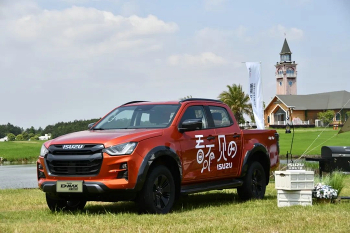 眾望所歸！江西五十鈴D-MAX V-CROSS車型在2023鉅輪獎(jiǎng)評(píng)選中，榮獲年度卓越高端皮卡獎(jiǎng)。歷經(jīng)三屆的鉅輪獎(jiǎng)是業(yè)內(nèi)具有重要影響力的年終盛會(huì)，它是由搜狐推出的面向商用車全產(chǎn)業(yè)鏈的首個(gè)門戶類大獎(jiǎng)，獲獎(jiǎng)?wù)邽檫^去一年中不斷追求進(jìn)步、努力引領(lǐng)行業(yè)的商用車企業(yè)和產(chǎn)品。