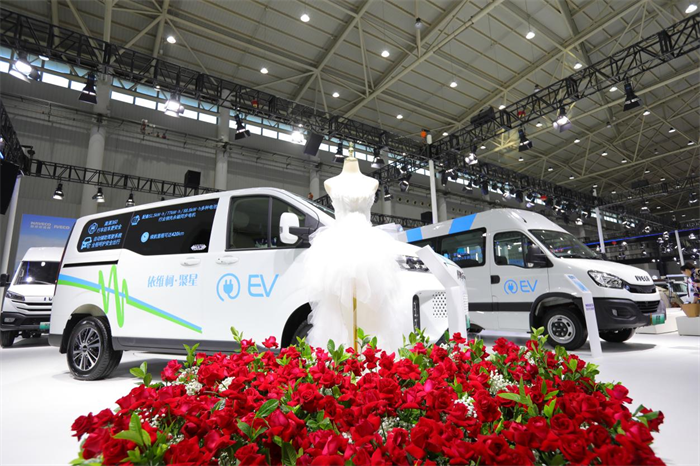12月15日，由《汽車與配件》主辦的“2023中國商用車及零部件行業(yè)可持續(xù)發(fā)展大獎(jiǎng)”評(píng)選活動(dòng)頒盛典式在上海隆重舉行，經(jīng)專家團(tuán)隊(duì)一致推選，南京依維柯在眾多先鋒企業(yè)中脫穎而出，榮獲“綠色創(chuàng)新卓越獎(jiǎng)”。