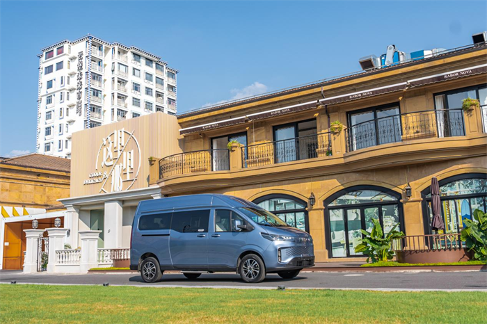 12月15日，由《汽車與配件》主辦的“2023中國商用車及零部件行業(yè)可持續(xù)發(fā)展大獎(jiǎng)”評(píng)選活動(dòng)頒盛典式在上海隆重舉行，經(jīng)專家團(tuán)隊(duì)一致推選，南京依維柯在眾多先鋒企業(yè)中脫穎而出，榮獲“綠色創(chuàng)新卓越獎(jiǎng)”。