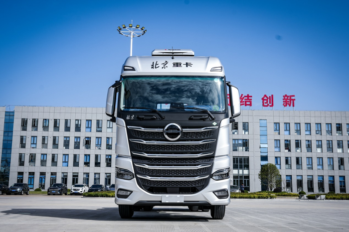 【第一商用車網(wǎng) 原創(chuàng)】北京重卡響應(yīng)市場需求，以高品質(zhì)節(jié)氣、輕量化、安全可靠及高價值為核心優(yōu)勢，順勢推出北京追夢LNG牽引車，強(qiáng)勢進(jìn)軍天然氣重卡市場。