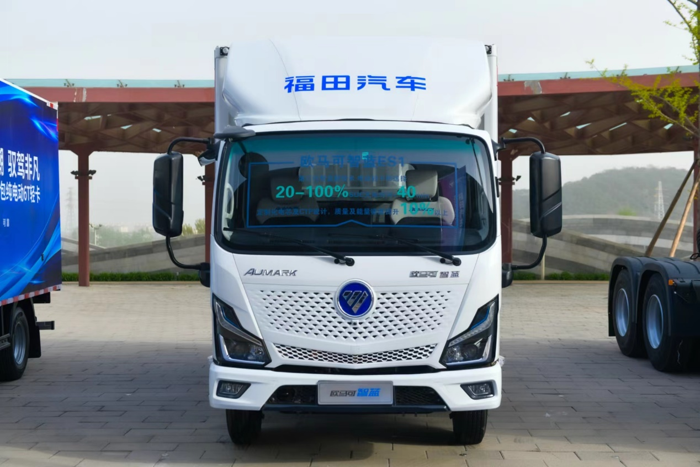 2023年商用車市場復(fù)蘇，回暖態(tài)勢明顯，福田汽車1-11月累計(jì)銷量實(shí)現(xiàn)56.6萬輛，位居商用車行業(yè)第一。歐航&歐馬可作為高端中輕卡業(yè)務(wù)單元，在新能源&燃油車雙賽道戰(zhàn)略引導(dǎo)下，完善自動擋、混動、純電、氫燃料多種技術(shù)路線產(chǎn)品布局，全年占有率增長1.2%，實(shí)現(xiàn)連續(xù)11年占有率持續(xù)增長，穩(wěn)固高端中輕卡領(lǐng)導(dǎo)者的行業(yè)地位。