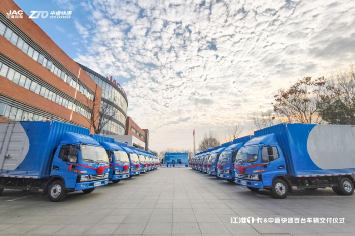 新年新氣象，奮力開(kāi)新局。1月26日，江淮1卡&中通快遞百臺(tái)車(chē)輛交車(chē)儀式在安徽合肥江淮1卡高端與純電動(dòng)輕卡生產(chǎn)基地隆重舉行。江汽集團(tuán)股份公司總經(jīng)理李明，中通快遞網(wǎng)絡(luò)運(yùn)營(yíng)總經(jīng)理王衛(wèi)華，江汽集團(tuán)股份公司總經(jīng)理助理張文根，以及江汽集團(tuán)輕型商用車(chē)營(yíng)銷(xiāo)、制造等相關(guān)領(lǐng)導(dǎo)共同參加。此次百臺(tái)“快遞1號(hào)”車(chē)輛順利交付，標(biāo)志著江淮1卡和中通快遞的戰(zhàn)略合作進(jìn)一步深化，將助力雙方事業(yè)迎來(lái)新年“開(kāi)門(mén)紅”，攜手共建高效物流新生態(tài)。