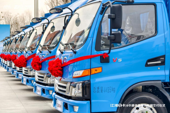 新年新氣象，奮力開(kāi)新局。1月26日，江淮1卡&中通快遞百臺(tái)車(chē)輛交車(chē)儀式在安徽合肥江淮1卡高端與純電動(dòng)輕卡生產(chǎn)基地隆重舉行。江汽集團(tuán)股份公司總經(jīng)理李明，中通快遞網(wǎng)絡(luò)運(yùn)營(yíng)總經(jīng)理王衛(wèi)華，江汽集團(tuán)股份公司總經(jīng)理助理張文根，以及江汽集團(tuán)輕型商用車(chē)營(yíng)銷(xiāo)、制造等相關(guān)領(lǐng)導(dǎo)共同參加。此次百臺(tái)“快遞1號(hào)”車(chē)輛順利交付，標(biāo)志著江淮1卡和中通快遞的戰(zhàn)略合作進(jìn)一步深化，將助力雙方事業(yè)迎來(lái)新年“開(kāi)門(mén)紅”，攜手共建高效物流新生態(tài)。