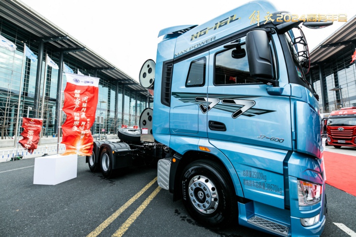 【第一商用車網(wǎng) 原創(chuàng)】2023年，我國天然氣重卡市場以“12連增”、累計銷售史上最高的15.2萬輛、全年銷量同比暴漲3倍的表現(xiàn)從年初火到了年尾，成為重卡市場中表現(xiàn)最亮眼細分領(lǐng)域。不止如此，天然氣重卡市場還被各方預(yù)測在2024年會繼續(xù)火爆。是這樣嗎？能有多火爆呢？