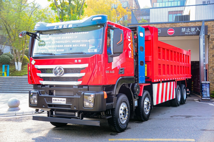 【第一商用車網(wǎng) 原創(chuàng)】2023年，我國天然氣重卡市場以“12連增”、累計銷售史上最高的15.2萬輛、全年銷量同比暴漲3倍的表現(xiàn)從年初火到了年尾，成為重卡市場中表現(xiàn)最亮眼細分領(lǐng)域。不止如此，天然氣重卡市場還被各方預(yù)測在2024年會繼續(xù)火爆。是這樣嗎？能有多火爆呢？