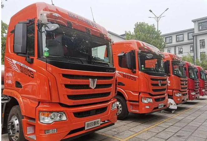【第一商用車網(wǎng) 原創(chuàng)】2023年，我國天然氣重卡市場以“12連增”、累計銷售史上最高的15.2萬輛、全年銷量同比暴漲3倍的表現(xiàn)從年初火到了年尾，成為重卡市場中表現(xiàn)最亮眼細分領(lǐng)域。不止如此，天然氣重卡市場還被各方預(yù)測在2024年會繼續(xù)火爆。是這樣嗎？能有多火爆呢？