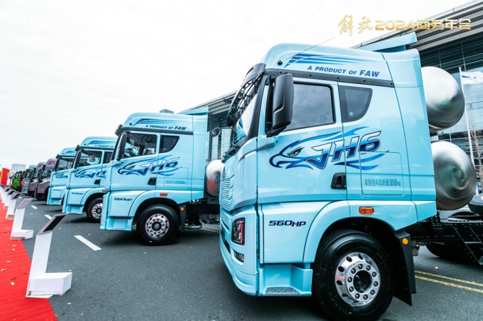 【第一商用車網(wǎng) 原創(chuàng)】2023年，我國天然氣重卡市場以“12連增”、累計銷售史上最高的15.2萬輛、全年銷量同比暴漲3倍的表現(xiàn)從年初火到了年尾，成為重卡市場中表現(xiàn)最亮眼細分領(lǐng)域。不止如此，天然氣重卡市場還被各方預(yù)測在2024年會繼續(xù)火爆。是這樣嗎？能有多火爆呢？