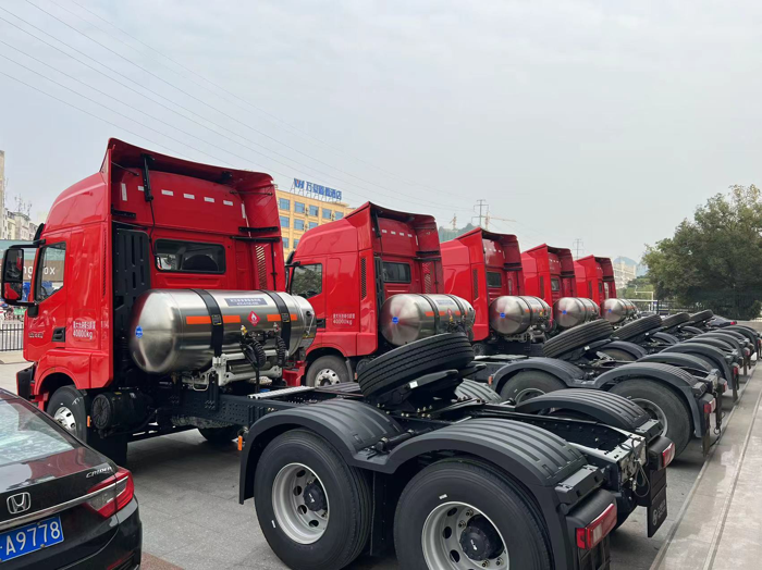 近日，春雷行動主推車型之一的上汽紅巖杰虎H6燃氣車批量交付廣西用戶，為用戶提供更加節(jié)氣高效、安全舒適的綠色運輸解決方案。面對當下燃油車跑運輸收益少、油耗高等用戶痛點，同時為響應(yīng)市場油轉(zhuǎn)氣，廣西用戶選擇上汽紅巖杰虎H6燃氣車作為公司的物流運輸主力。此次交付也是用戶對上汽紅巖燃氣車優(yōu)秀品質(zhì)的高度認可。未來，陸續(xù)交付的車輛將助力賀州物流運輸，為當?shù)赜脩魧崿F(xiàn)多拉多賺。