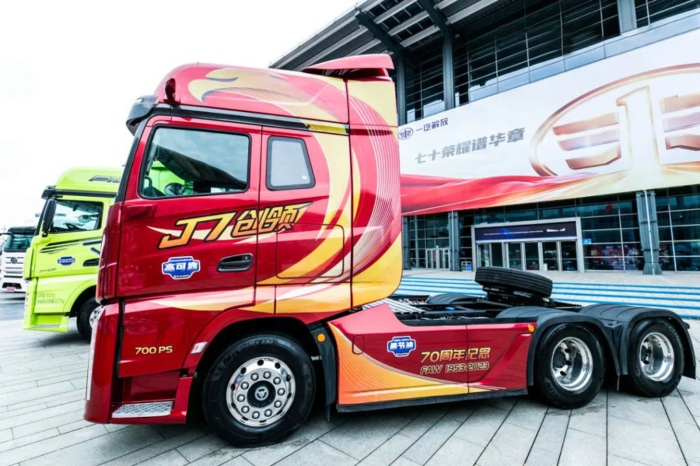 解放J7創(chuàng)領版700馬力牽引車.jpg