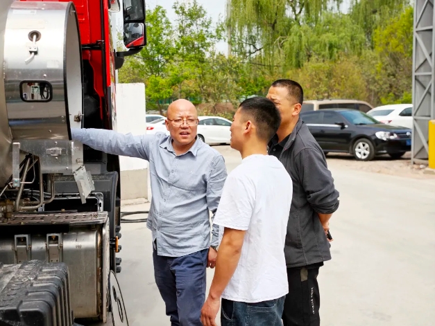 為確保龍擎DGi13-520燃?xì)廛?chē)順利上市，后市場(chǎng)事業(yè)部積極響應(yīng)公司要求，全力以赴做到新交付車(chē)輛100%制定服務(wù)方案、100%新車(chē)整備、100%售時(shí)培訓(xùn)，實(shí)現(xiàn)交付車(chē)輛