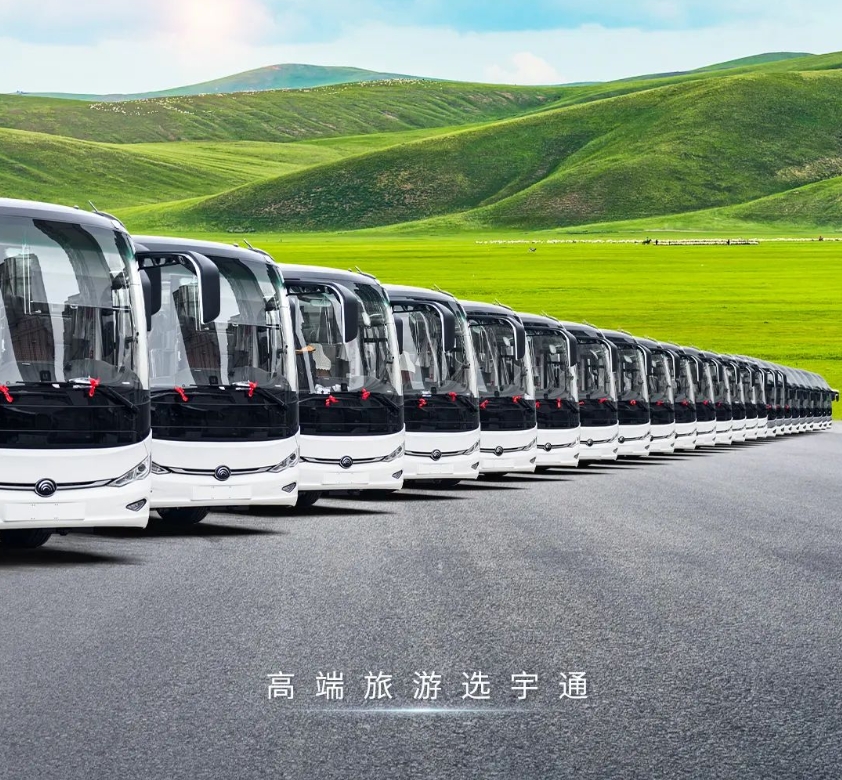 舒享新高度，西域再升艙。近日，100輛宇通高端旅游客車正式交付新疆深輝旅游服務有限公司（以下簡稱深輝旅游），助力新疆旅游高質(zhì)量發(fā)展