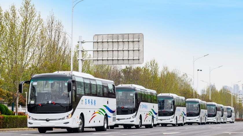 舒享新高度，西域再升艙。近日，100輛宇通高端旅游客車正式交付新疆深輝旅游服務有限公司（以下簡稱深輝旅游），助力新疆旅游高質(zhì)量發(fā)展