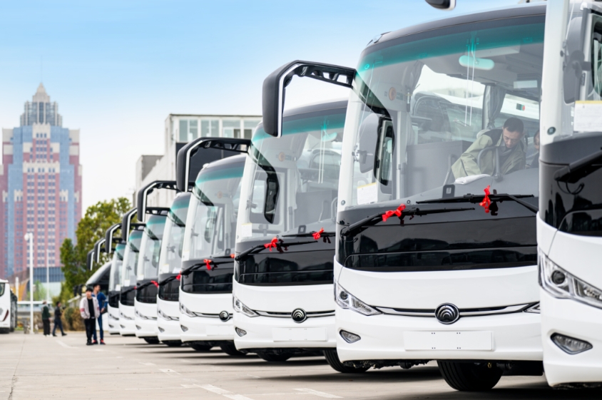 舒享新高度，西域再升艙。近日，100輛宇通高端旅游客車正式交付新疆深輝旅游服務有限公司（以下簡稱深輝旅游），助力新疆旅游高質(zhì)量發(fā)展