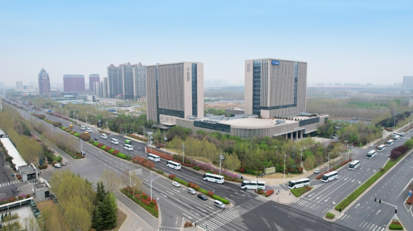 舒享新高度，西域再升艙。近日，100輛宇通高端旅游客車正式交付新疆深輝旅游服務有限公司（以下簡稱深輝旅游），助力新疆旅游高質(zhì)量發(fā)展