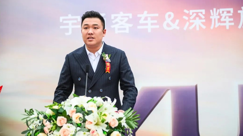舒享新高度，西域再升艙。近日，100輛宇通高端旅游客車正式交付新疆深輝旅游服務有限公司（以下簡稱深輝旅游），助力新疆旅游高質(zhì)量發(fā)展