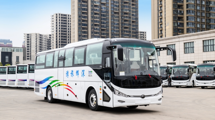 舒享新高度，西域再升艙。近日，100輛宇通高端旅游客車正式交付新疆深輝旅游服務有限公司（以下簡稱深輝旅游），助力新疆旅游高質(zhì)量發(fā)展