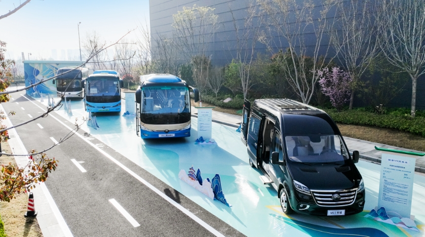 舒享新高度，西域再升艙。近日，100輛宇通高端旅游客車正式交付新疆深輝旅游服務有限公司（以下簡稱深輝旅游），助力新疆旅游高質(zhì)量發(fā)展