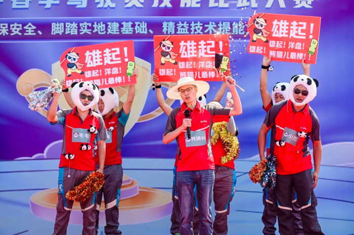 為了提升駕駛技能，深化安全駕駛意識(shí)，近日，2024春季京東駕駛員技能比武大賽在濟(jì)南隆重舉辦。大賽旨在提高司機(jī)對(duì)車輛的使用和操作水平，強(qiáng)化高效安全運(yùn)輸。中國(guó)重汽作為京東物流的長(zhǎng)期可靠合作伙伴，為此次大賽提供全程支持和服務(wù)