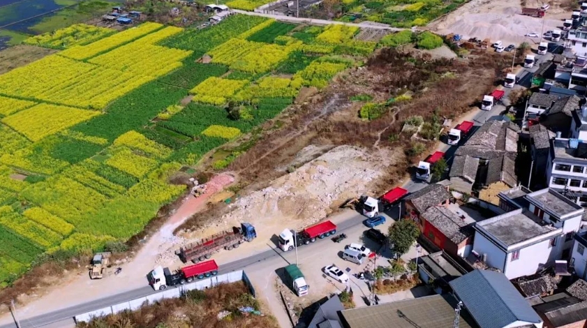 近日，在2024第七屆中國新能源商用車產(chǎn)業(yè)大會暨第八屆中國新能源商用車“金熊貓獎”&“綠卡獎”頒獎盛典上，徐工新能源重卡再獲行業(yè)認(rèn)可，一舉摘得“2023年度總銷量TOP獎”“2023年度牽引車銷量TOP獎”“2023年度自卸車銷量TOP獎”“2023年度攪拌車銷量TOP獎”“2023年度換電重卡銷量TOP獎”等五項大獎
