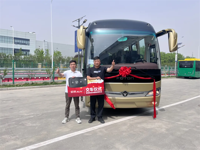 近日，南陽(yáng)鴻運(yùn)&福田歐輝批量品智客車交付儀式在北京昌平順利舉行，福田歐輝向南陽(yáng)鴻運(yùn)批量交付歐輝BJ6906、BJ6132高端旅游客車。