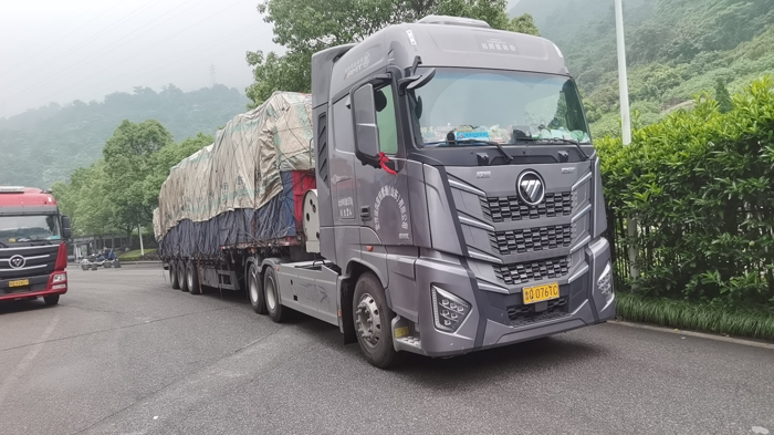 “歐曼燃氣車馬力大，跑得快，特別省氣，其他車沒法比！”張師傅對自己開的歐曼EST星輝版580燃氣車贊不絕口。更讓其引以為傲的是在歐曼節(jié)氣挑戰(zhàn)賽激烈競逐中，張師傅的歐曼燃氣車以百公里24.4KG的優(yōu)異成績，斬獲山東戰(zhàn)區(qū)冠軍，是名副其實的節(jié)氣先鋒