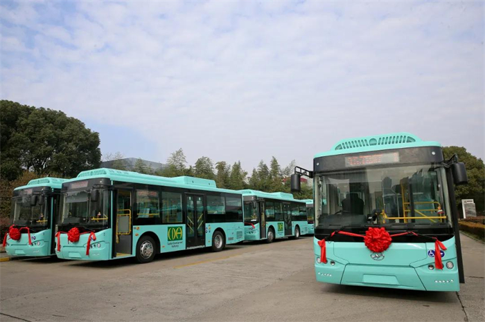 【第一商用車(chē)網(wǎng) 原創(chuàng)】據(jù)中國(guó)客車(chē)統(tǒng)計(jì)信息網(wǎng)數(shù)據(jù)顯示，2024年1-4月份，我國(guó)大、中、輕型客車(chē)共計(jì)出口16396輛，相比去年同期11738輛的出口量，同比增長(zhǎng)39.68%。從月份來(lái)看，前三個(gè)月出口量逐月遞增，3月達(dá)到年內(nèi)第一個(gè)高峰，4月出口量環(huán)比小幅回落，但仍然高于去年多個(gè)月份的出口量。
