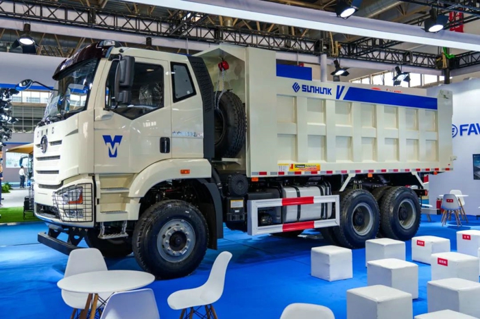 一汽解放與中交車(chē)輛聯(lián)名品牌新品亮相北京商用車(chē)展2.jpg