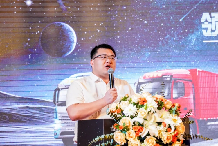 5月30日，微風(fēng)不噪，陽光正好，以“星耀未來，共創(chuàng)價值”為主題的江淮重卡星耀X5上市推介會暨大客戶交車儀式，在四川廣漢成功舉辦。在此次活動上，江淮重卡針對資源運(yùn)輸場景發(fā)布了全新一代產(chǎn)品--星耀X5 LNG燃?xì)庵乜?。并且，面向?dāng)下運(yùn)輸市場的特征與需求，江淮重卡展示了更優(yōu)的降本增效解決方案
