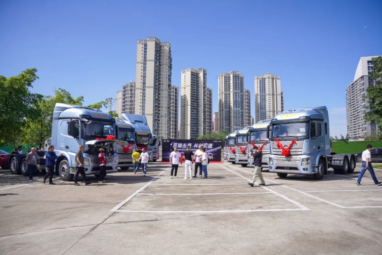 5月30日，微風(fēng)不噪，陽光正好，以“星耀未來，共創(chuàng)價值”為主題的江淮重卡星耀X5上市推介會暨大客戶交車儀式，在四川廣漢成功舉辦。在此次活動上，江淮重卡針對資源運(yùn)輸場景發(fā)布了全新一代產(chǎn)品--星耀X5 LNG燃?xì)庵乜?。并且，面向?dāng)下運(yùn)輸市場的特征與需求，江淮重卡展示了更優(yōu)的降本增效解決方案