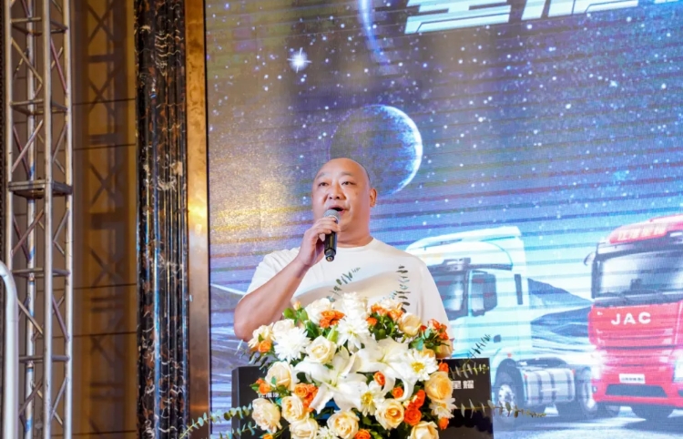 5月30日，微風(fēng)不噪，陽光正好，以“星耀未來，共創(chuàng)價值”為主題的江淮重卡星耀X5上市推介會暨大客戶交車儀式，在四川廣漢成功舉辦。在此次活動上，江淮重卡針對資源運(yùn)輸場景發(fā)布了全新一代產(chǎn)品--星耀X5 LNG燃?xì)庵乜?。并且，面向?dāng)下運(yùn)輸市場的特征與需求，江淮重卡展示了更優(yōu)的降本增效解決方案