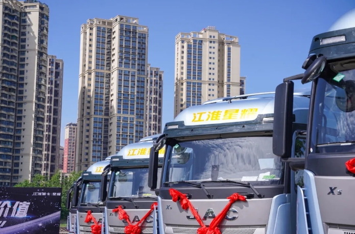 5月30日，微風(fēng)不噪，陽光正好，以“星耀未來，共創(chuàng)價值”為主題的江淮重卡星耀X5上市推介會暨大客戶交車儀式，在四川廣漢成功舉辦。在此次活動上，江淮重卡針對資源運(yùn)輸場景發(fā)布了全新一代產(chǎn)品--星耀X5 LNG燃?xì)庵乜?。并且，面向?dāng)下運(yùn)輸市場的特征與需求，江淮重卡展示了更優(yōu)的降本增效解決方案