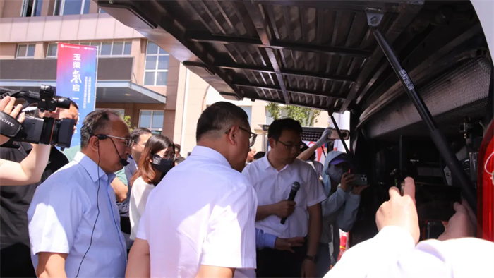 在完成“制氫-用氫”氫能產(chǎn)業(yè)鏈建設(shè)后，2024年，裝配玉柴芯藍(lán)旗下子公司--玉柴興順達(dá)燃料電池的首批50輛燃料電池客運(yùn)包車在北京投入運(yùn)營(yíng)。這是玉柴響應(yīng)國(guó)家雙碳戰(zhàn)略，厚植新質(zhì)生產(chǎn)力的重要舉措，標(biāo)志著玉柴在氫能這條新賽道上進(jìn)入了提速階段。