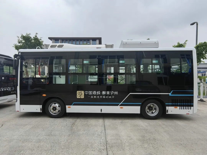 中車新款公交駛入“中國酒城”2.jpg