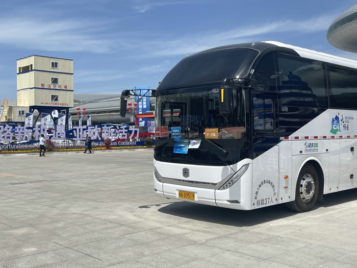 跨越山海，相約“亞心之都”！6月26日—30日，以“絲路新機(jī)遇 亞歐新活力”為主題的第八屆中國—亞歐博覽會在新疆烏魯木齊舉辦。八方來賓在此共謀合作發(fā)展，共享發(fā)展機(jī)遇。期間，中通全新一代旅團(tuán)客車H12擔(dān)綱起交通運(yùn)輸服務(wù)保障任務(wù)，助力奏響開放合作“共贏曲