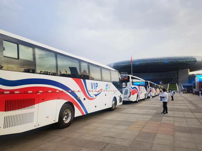 跨越山海，相約“亞心之都”！6月26日—30日，以“絲路新機(jī)遇 亞歐新活力”為主題的第八屆中國—亞歐博覽會在新疆烏魯木齊舉辦。八方來賓在此共謀合作發(fā)展，共享發(fā)展機(jī)遇。期間，中通全新一代旅團(tuán)客車H12擔(dān)綱起交通運(yùn)輸服務(wù)保障任務(wù)，助力奏響開放合作“共贏曲