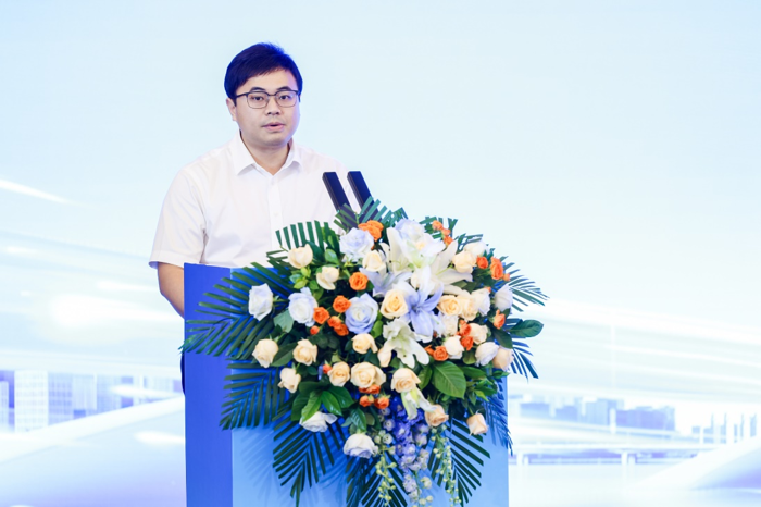 7月4日，以“向新而行 提效共贏”為主題的2024綠色物流（冷鏈）高峰論壇在鄭州舉行。在行業(yè)協(xié)會專家、代表客戶、冷鏈領域代表企業(yè)等見證下，宇通輕卡為行業(yè)帶來了全新的“冷鏈價值解決方案”，同樣也為綠色冷鏈物流新時代注入了全新力量