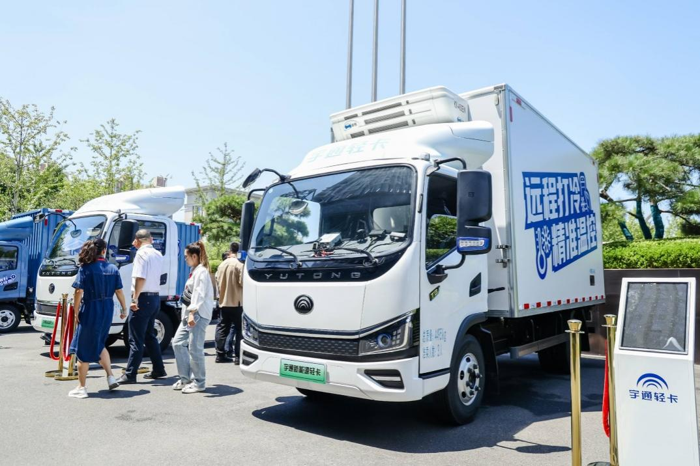 7月4日，以“向新而行 提效共贏”為主題的2024綠色物流（冷鏈）高峰論壇在鄭州舉行。在行業(yè)協(xié)會專家、代表客戶、冷鏈領域代表企業(yè)等見證下，宇通輕卡為行業(yè)帶來了全新的“冷鏈價值解決方案”，同樣也為綠色冷鏈物流新時代注入了全新力量
