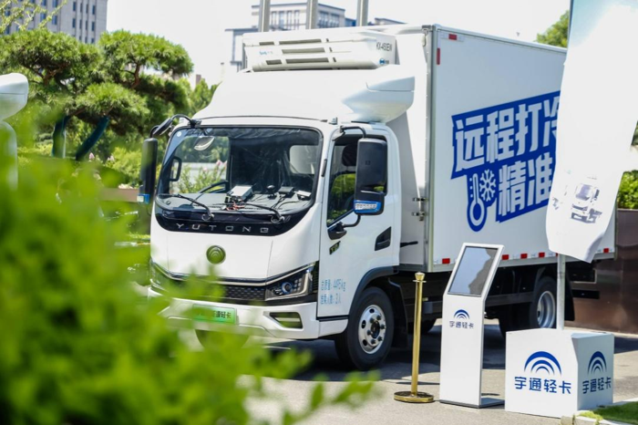 7月4日，以“向新而行 提效共贏”為主題的2024綠色物流（冷鏈）高峰論壇在鄭州舉行。在行業(yè)協(xié)會專家、代表客戶、冷鏈領域代表企業(yè)等見證下，宇通輕卡為行業(yè)帶來了全新的“冷鏈價值解決方案”，同樣也為綠色冷鏈物流新時代注入了全新力量