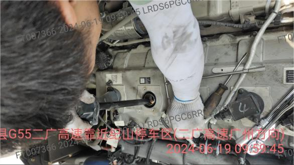 “做歐曼服務(wù)工程師，就要肩負(fù)起責(zé)任，對得起客戶的信任。凡是用戶有需求，我們都要快速提供服務(wù)，全力解決問題，保證他們穩(wěn)穩(wěn)當(dāng)當(dāng)、安安全全地跑運(yùn)輸、賺錢。”這是歐曼湖北分公司服務(wù)工程師團(tuán)隊(duì)一直奉行的準(zhǔn)則，在實(shí)際工作過程中，他們更是將其貫徹到底。