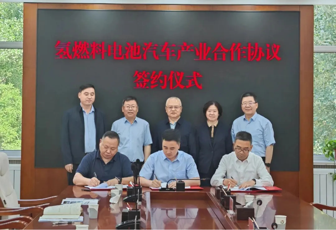 8月8日，在第二屆世界氫能產業(yè)博覽會上，杰寧攜全球首臺換氫重卡隆重面世。杰寧全球首創(chuàng)的換氫系統構建了新型氫供應技術體系，采用可再生能源制備綠氫、工業(yè)副產氫作為能源源頭，以母站直接供氫的“換氫模式”優(yōu)化氫供應鏈，實現換氫站替代加氫站，解決加氫站設施投建難審批難，初期投資及運營成本高，周轉效率低等行業(yè)痛點問題，使得氫車使用成本與燃油車持平，助力構建綠色清潔低碳交通體系。